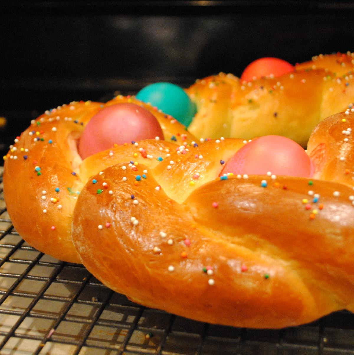 Easter Bread With Eggs
 8 Sweet and Edible Easter Bread Centerpieces Dish