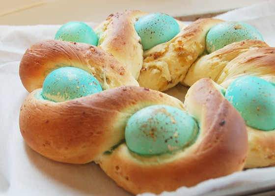 Easter Bread With Eggs
 Italian Easter Bread with Dyed Eggs New England Today