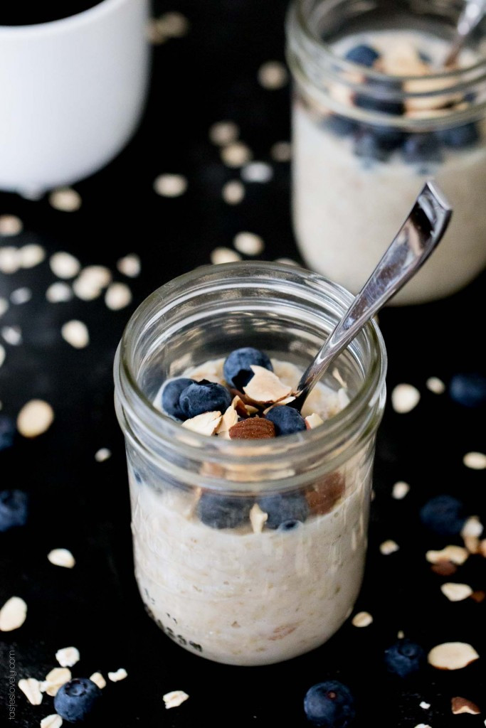 Low Calorie Overnight Oats
 Vanilla Almond Overnight Oatmeal with Blueberries — Tastes