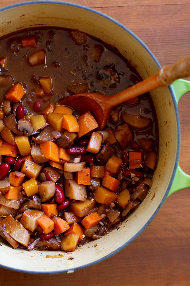 Vegetarian Chili With Squash
 Warmly Spiced Butternut Squash and Root Ve able Chili