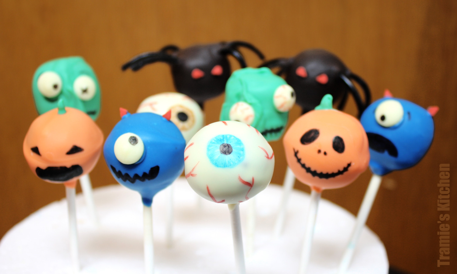 Cakes Pops Halloween
 Tramie s Kitchen A giveaway and a yummy Apple Pie Bar recipe
