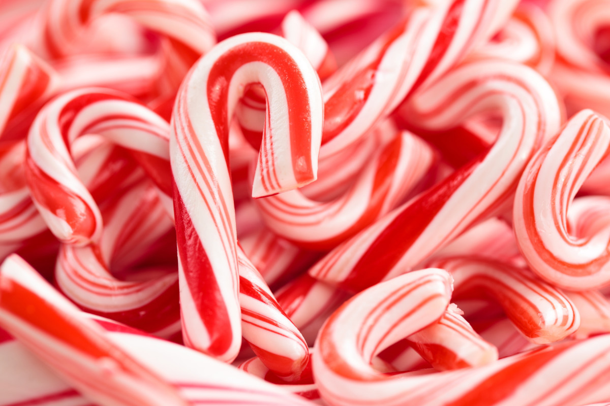 Candy Christmas Divorce
 Principal who banned candy canes won’t return to school