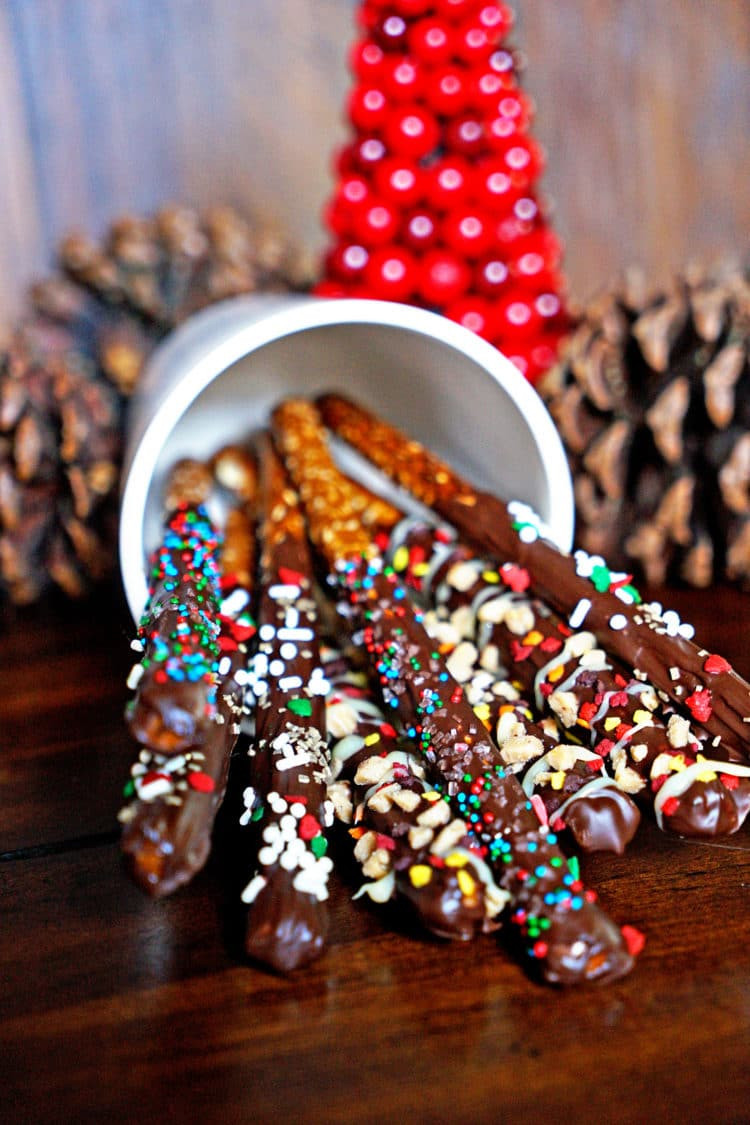 Chocolate Covered Pretzels Christmas
 Do It Yourself Holiday Chocolate Dipped Pretzels