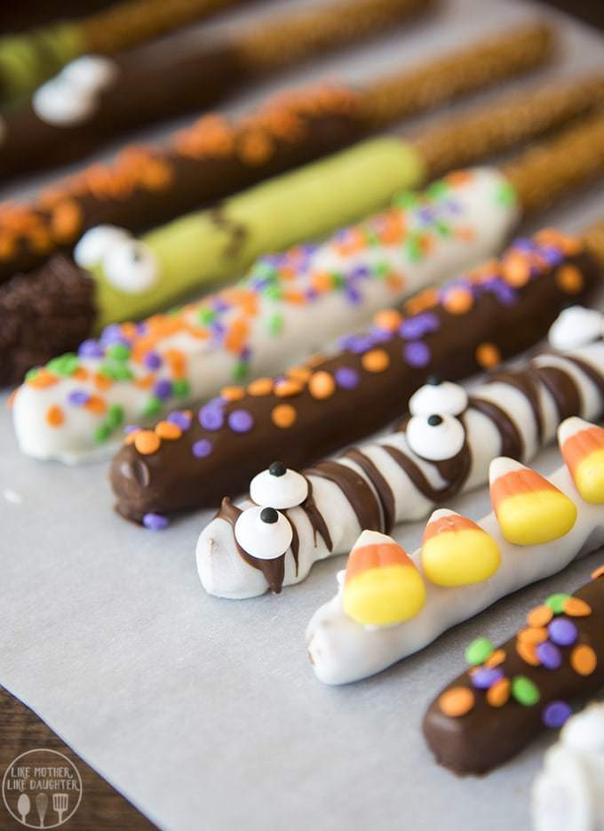 Chocolate Dipped Pretzels For Halloween
 Chocolate Covered Halloween Pretzels – Like Mother Like