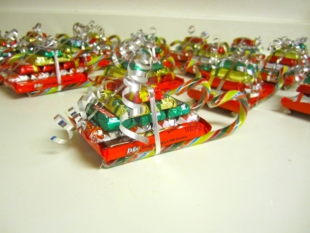 Christmas Candy Sleighs
 15 Clever Christmas Hacks That Will Make Your Life Easier