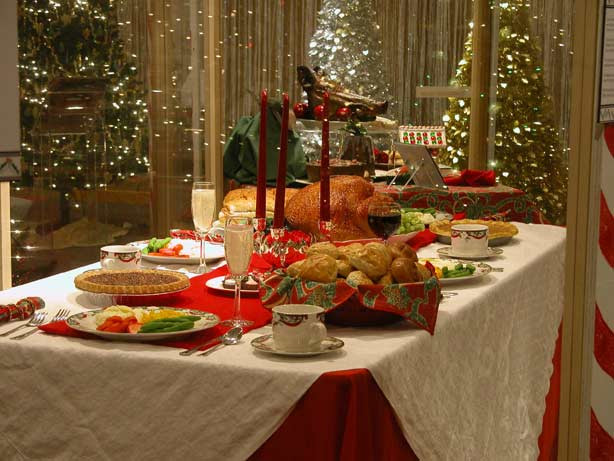 Christmas Dinner Table
 Oodlekadoodle Primitives FESTIVE IDEAS TO DECORATE YOUR