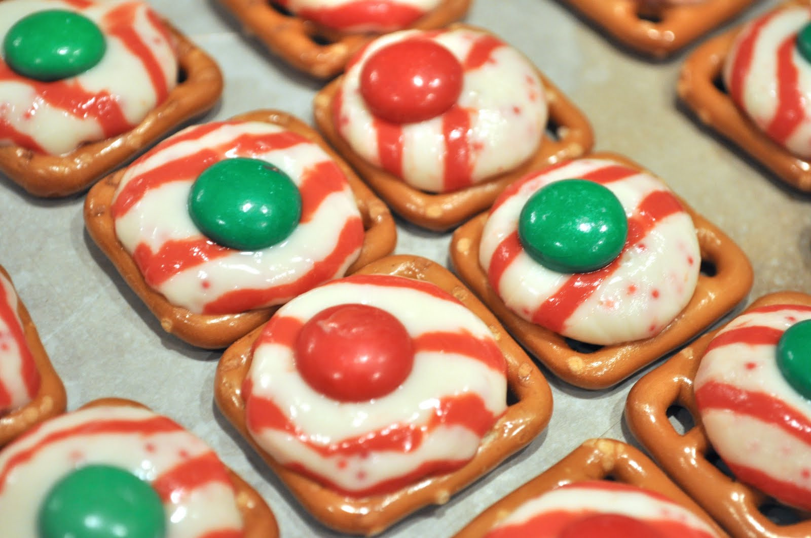 Christmas Pretzels Recipe
 Monday Munchies – Holiday Pretzel Kisses