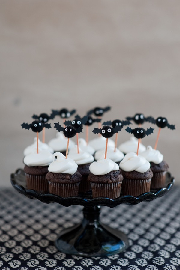 Diy Halloween Cupcakes
 Pom Pom Bat Cupcake Toppers DIY