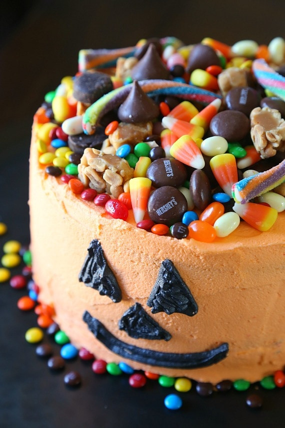 Easy Halloween Cakes Ideas
 Halloween Candy Cake Cookies and Cups