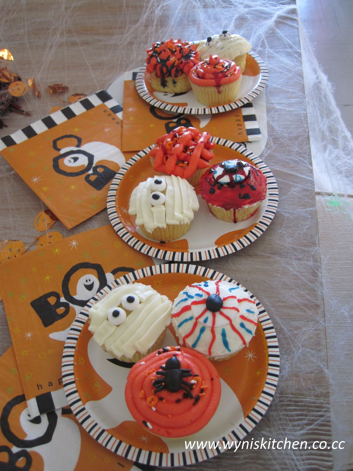 Easy Halloween Cupcakes
 Fun and Easy Halloween Cupcakes