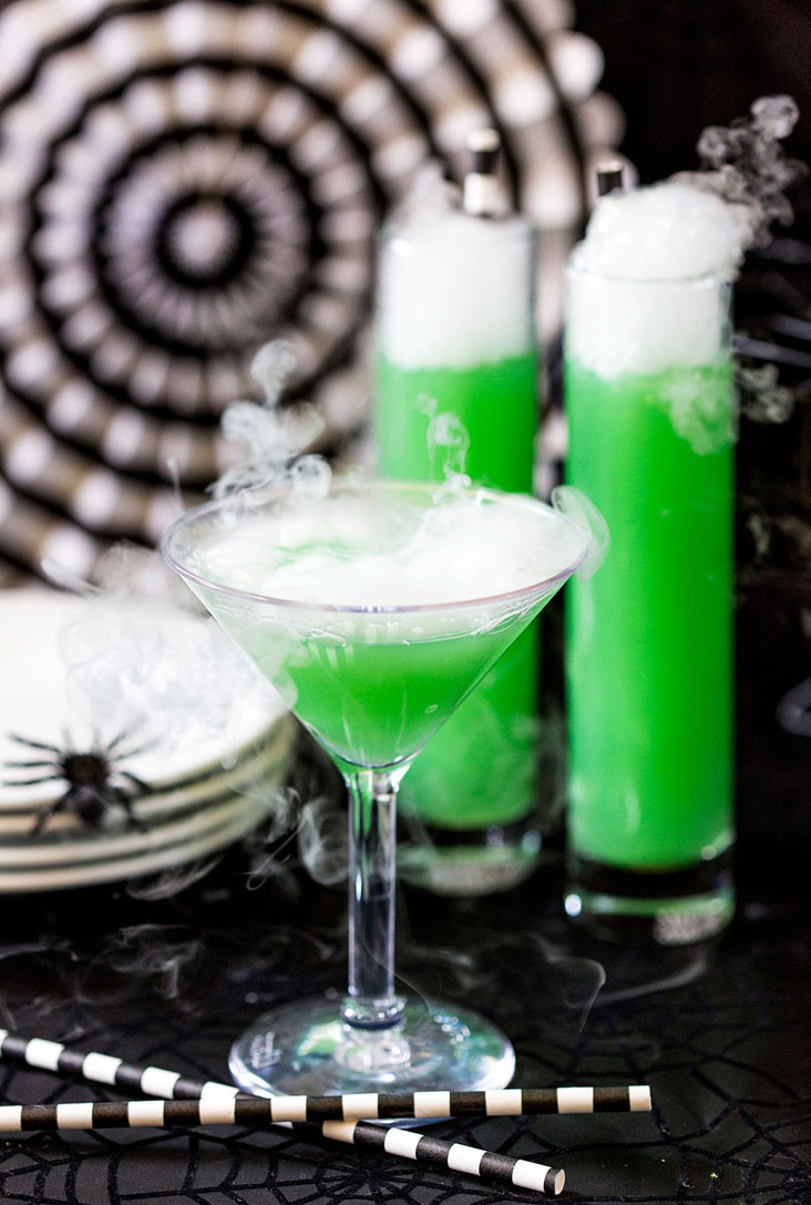 Green Halloween Drinks
 How to Make a Halloween Green Potion Cocktail