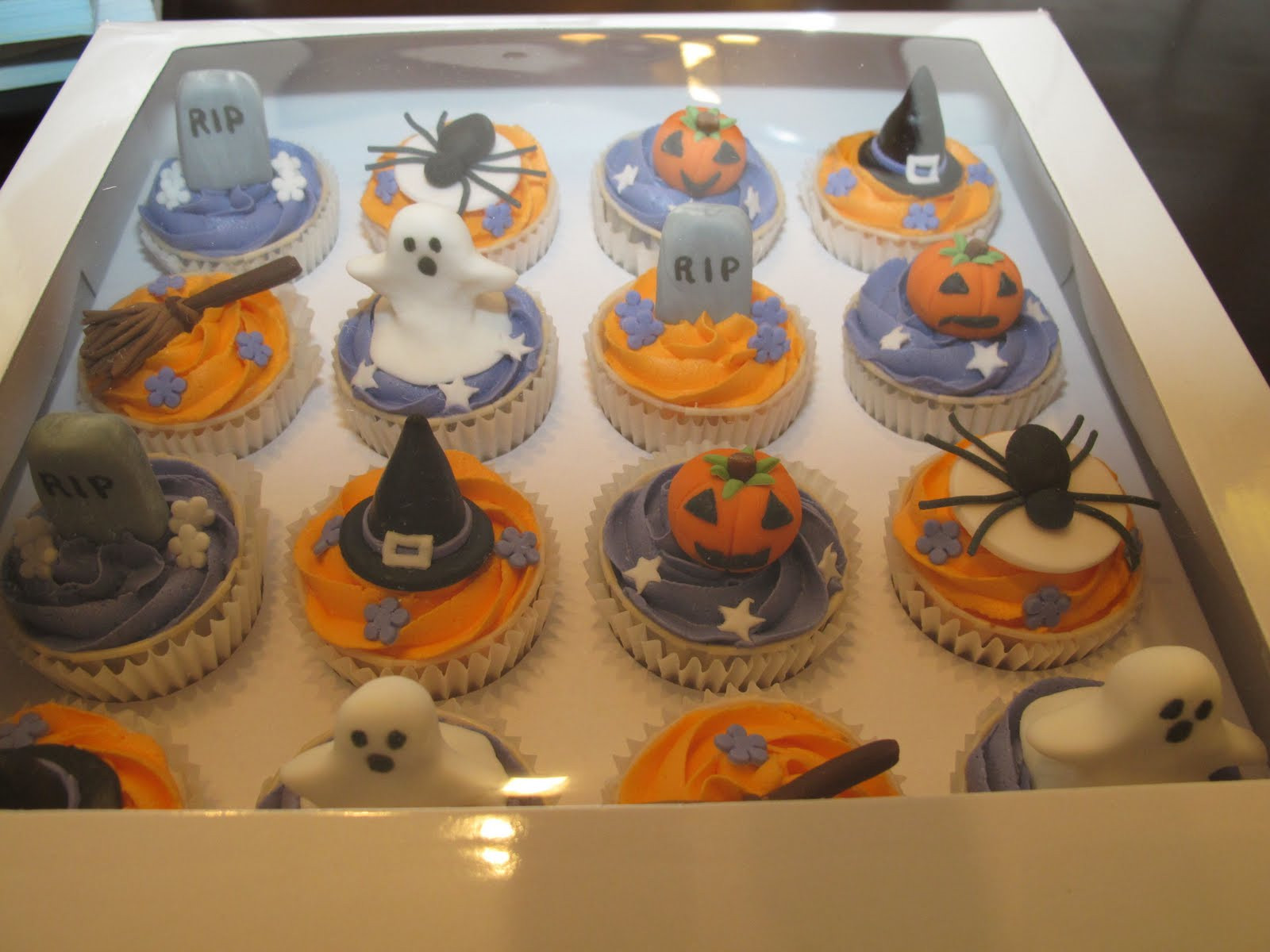Halloween Cakes Ideas
 Pink Oven Cakes and Cookies Halloween cupcake ideas