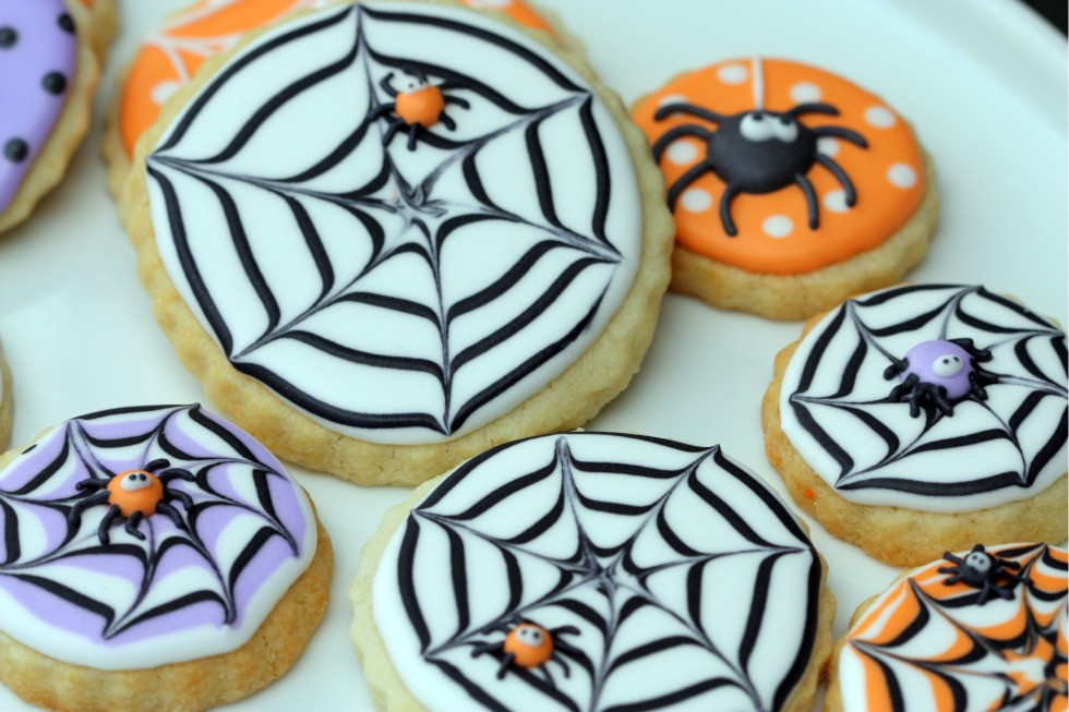 Halloween Decorating Cookies
 Sweetopia How to Make A Spider Web Decorated Cookie