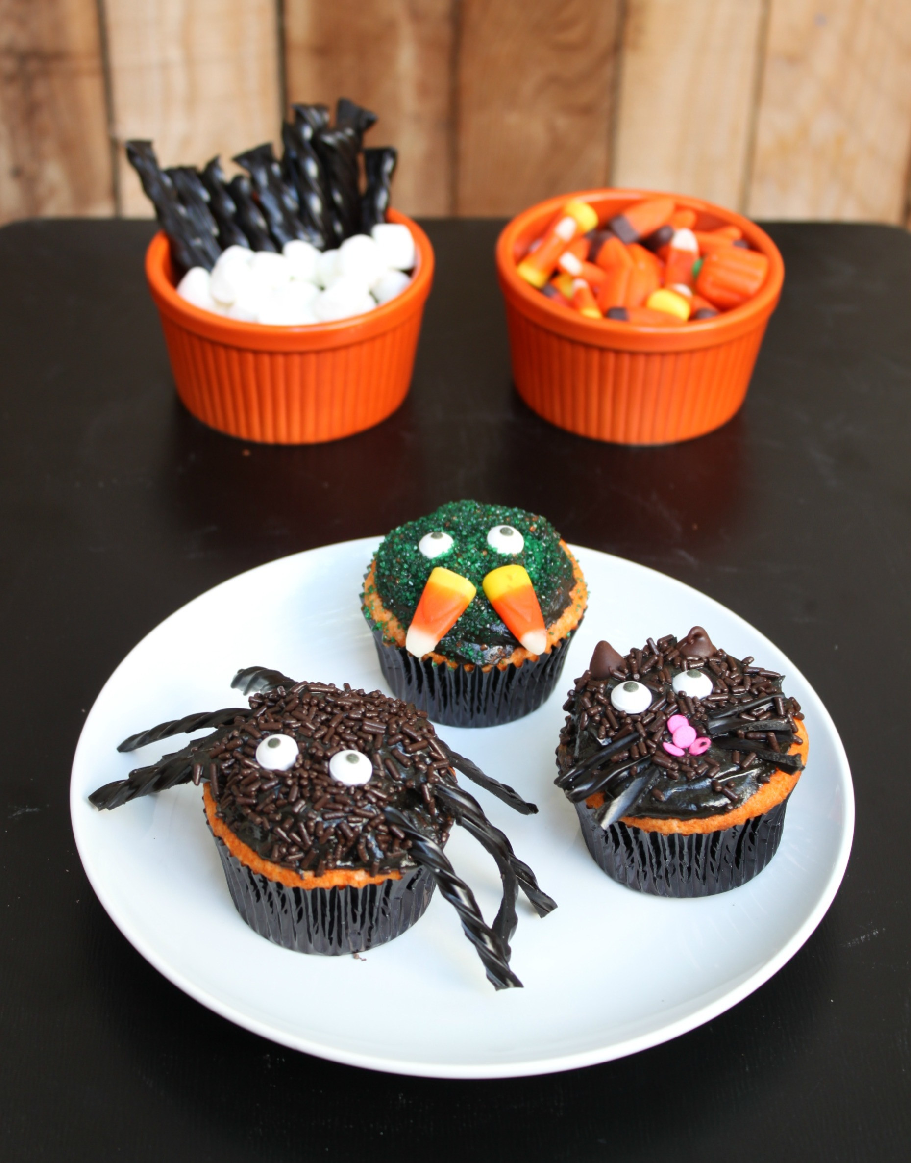 Halloween Decorating Cupcakes
 Creepy Halloween Cupcakes