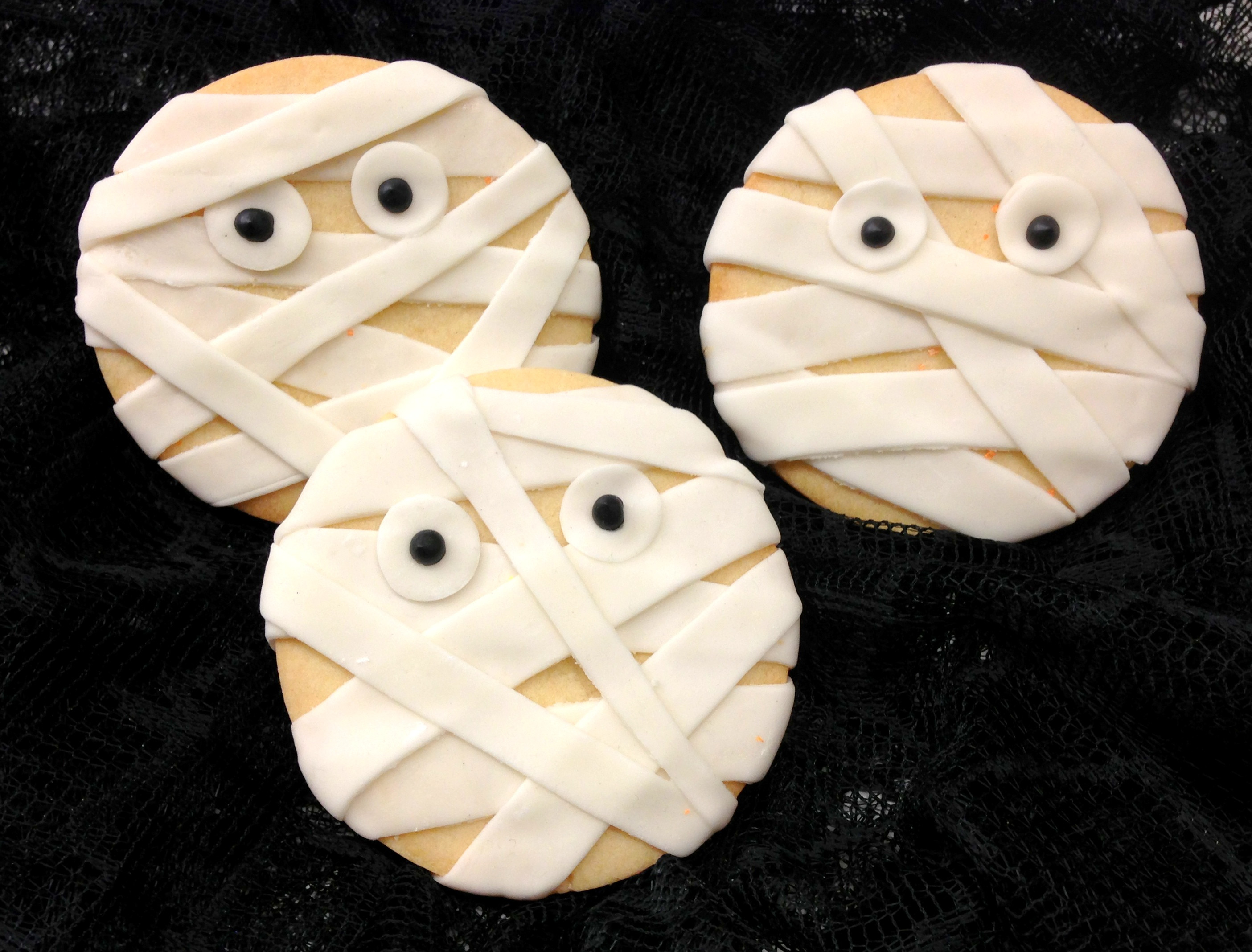 Mummy Cookies For Halloween
 HALLOWEEN DESSERTS