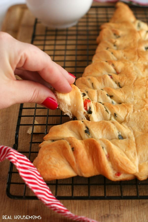 Pizza Dough Spinach Dip Christmas Tree
 Spinach Dip Stuffed Crescent Roll Christmas Tree ⋆ Real