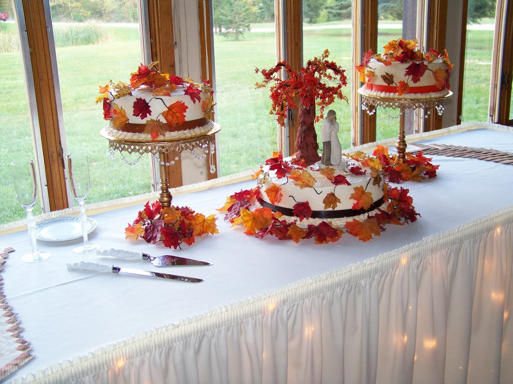Small Fall Wedding Cakes
 22 Awesome Wedding Cakes For A Fall Wedding