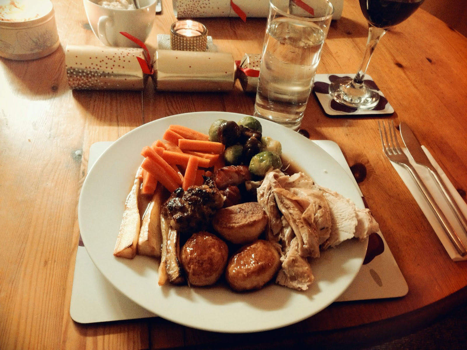 Traditional Christmas Dinner
 Julie Pennell A Traditional Christmas Dinner England