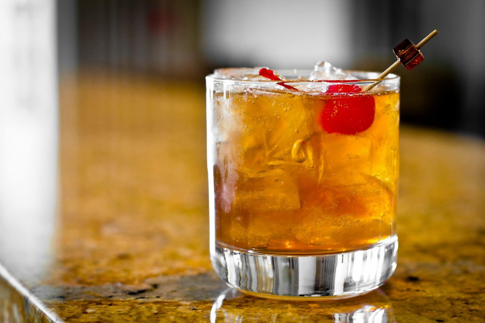 Whiskey Christmas Drinks
 4 Classic Bourbon & Whiskey Cocktails to Try This Holiday