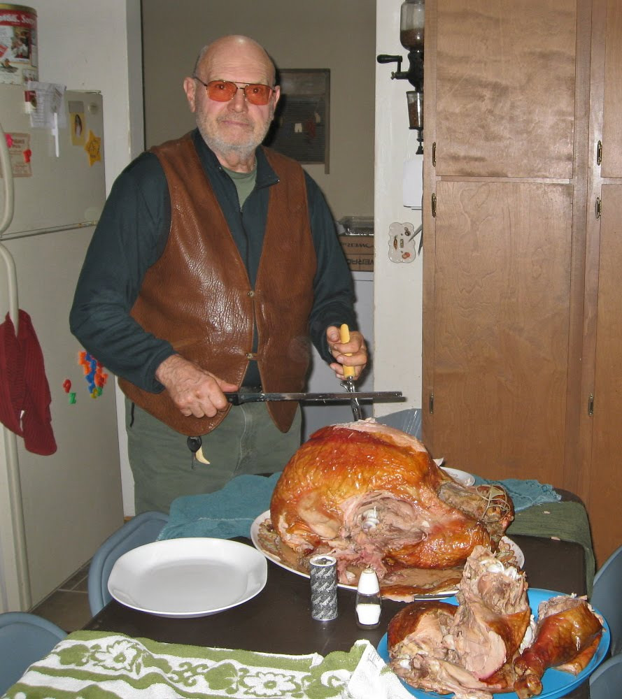 Who Will Carve The Turkey This Thanksgiving
 That s So Dad 60 Carving the Thanksgiving Turkey